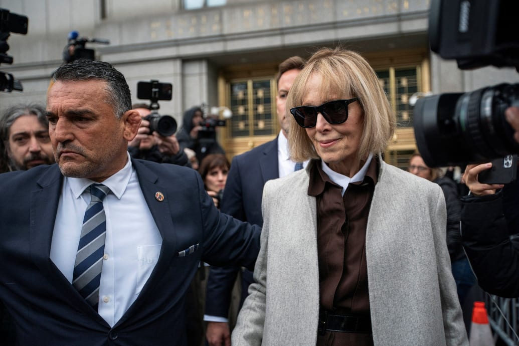 E. Jean Carroll sale de la Corte Federal de Manhattan en Nueva York el miércoles después de testificar en su caso de violación civil contra el expresidente Donald Trump.