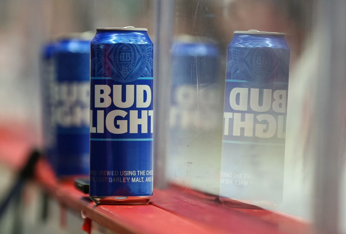 “El peluquero de las cervezas”: los conservadores prometen boicotear Bud Light por su asociación con activista trans