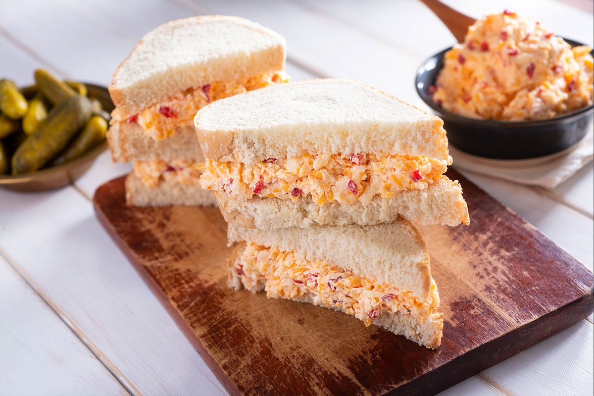 El queso pimiento es un clásico por una razón: sándwich para untar, salsa para fiestas, delicia con queso.