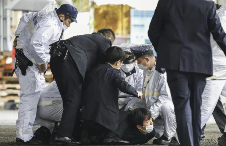 Explosivo arrojado al primer ministro de Japón en evento de campaña;  1 herido
