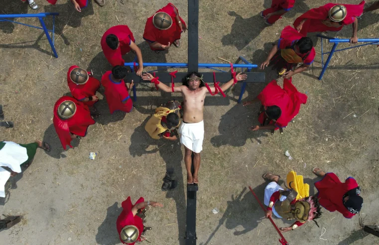 Filipinos clavados en cruces a pesar de la objeción de la iglesia