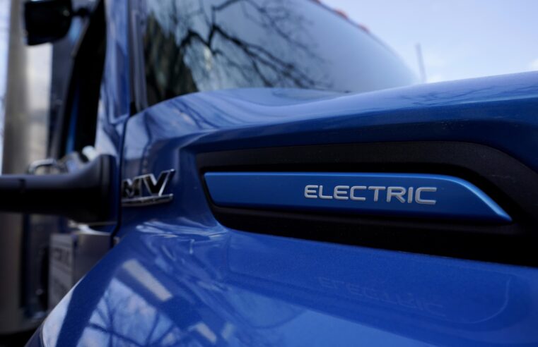 Fuentes AP: La regla de automóviles de la EPA impulsará un gran aumento en las ventas de vehículos eléctricos