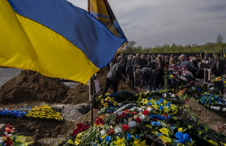 Largos días de sepultureros cuentan la historia de los muertos en la guerra de Ucrania