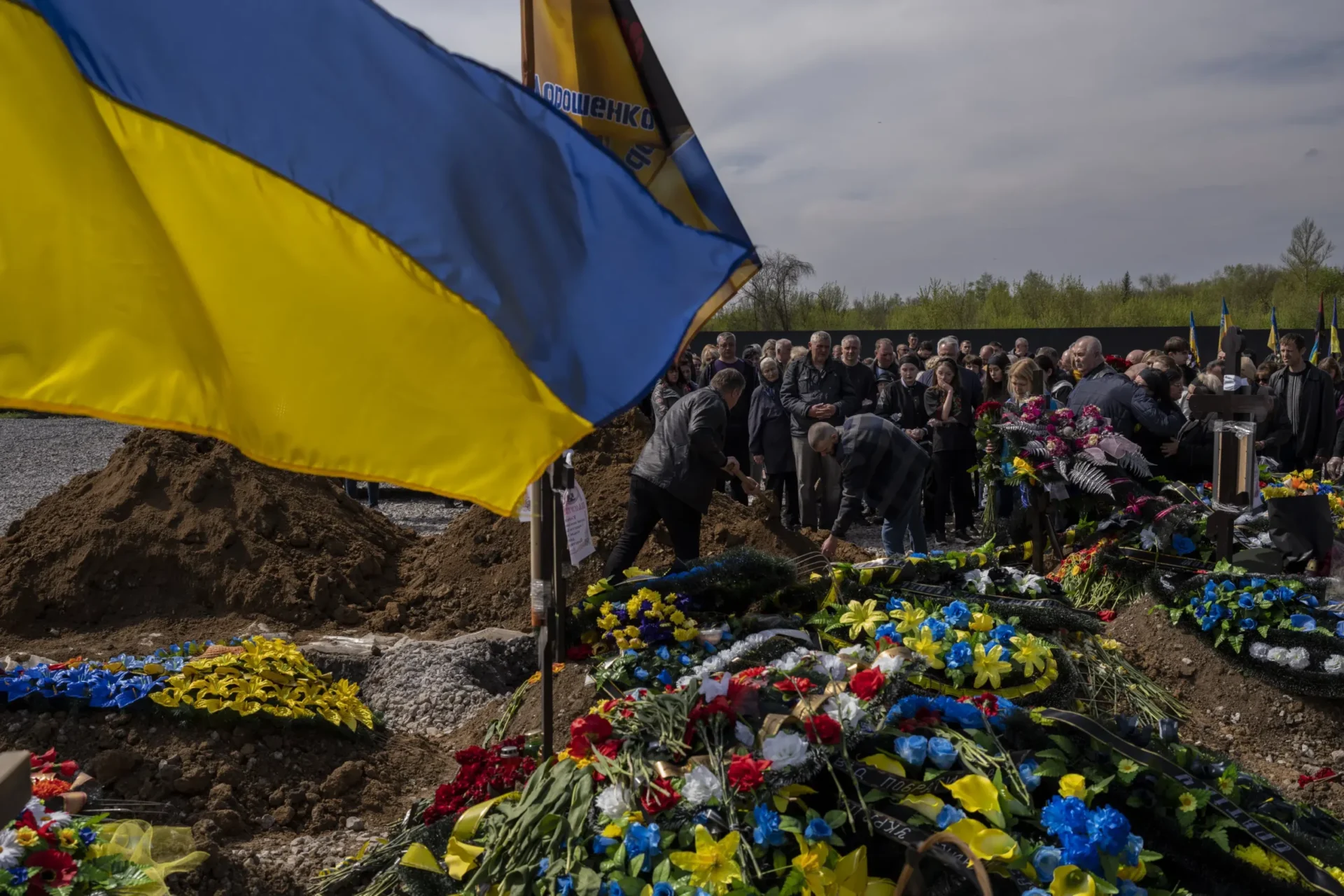 Largos días de sepultureros cuentan la historia de los muertos en la guerra de Ucrania