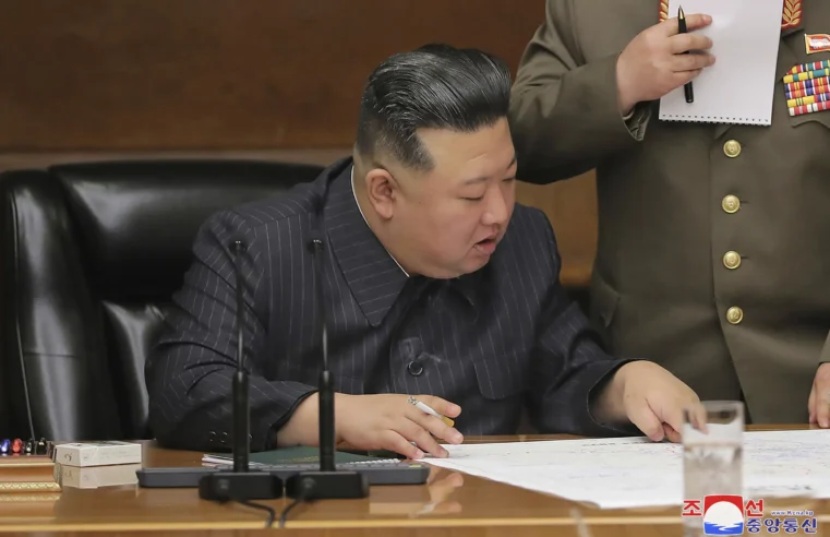 Líder norcoreano promete expansión nuclear “ofensiva”