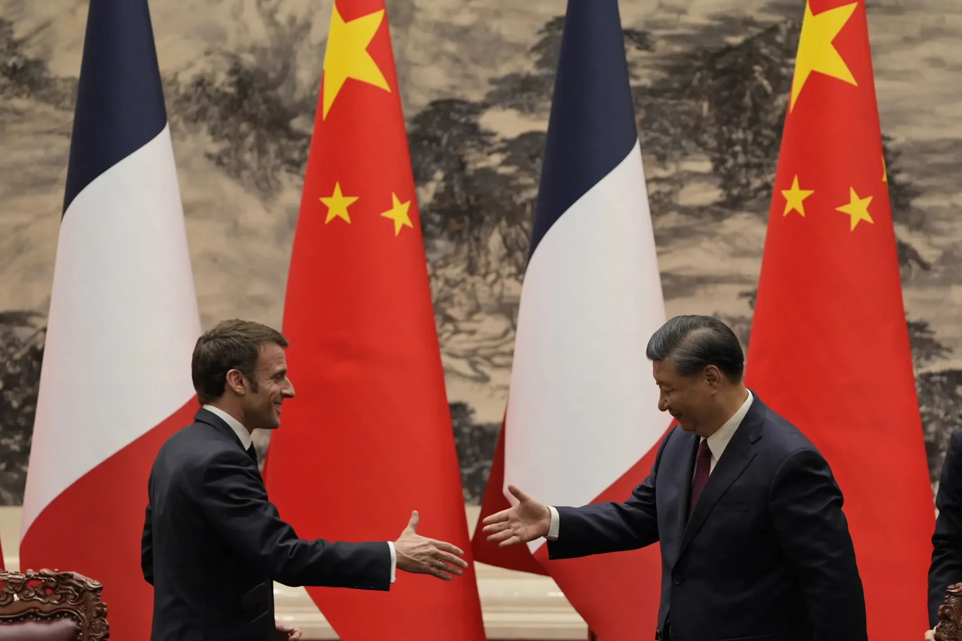 Los líderes de la UE se abren paso hasta la puerta de Xi en busca de la ayuda de China