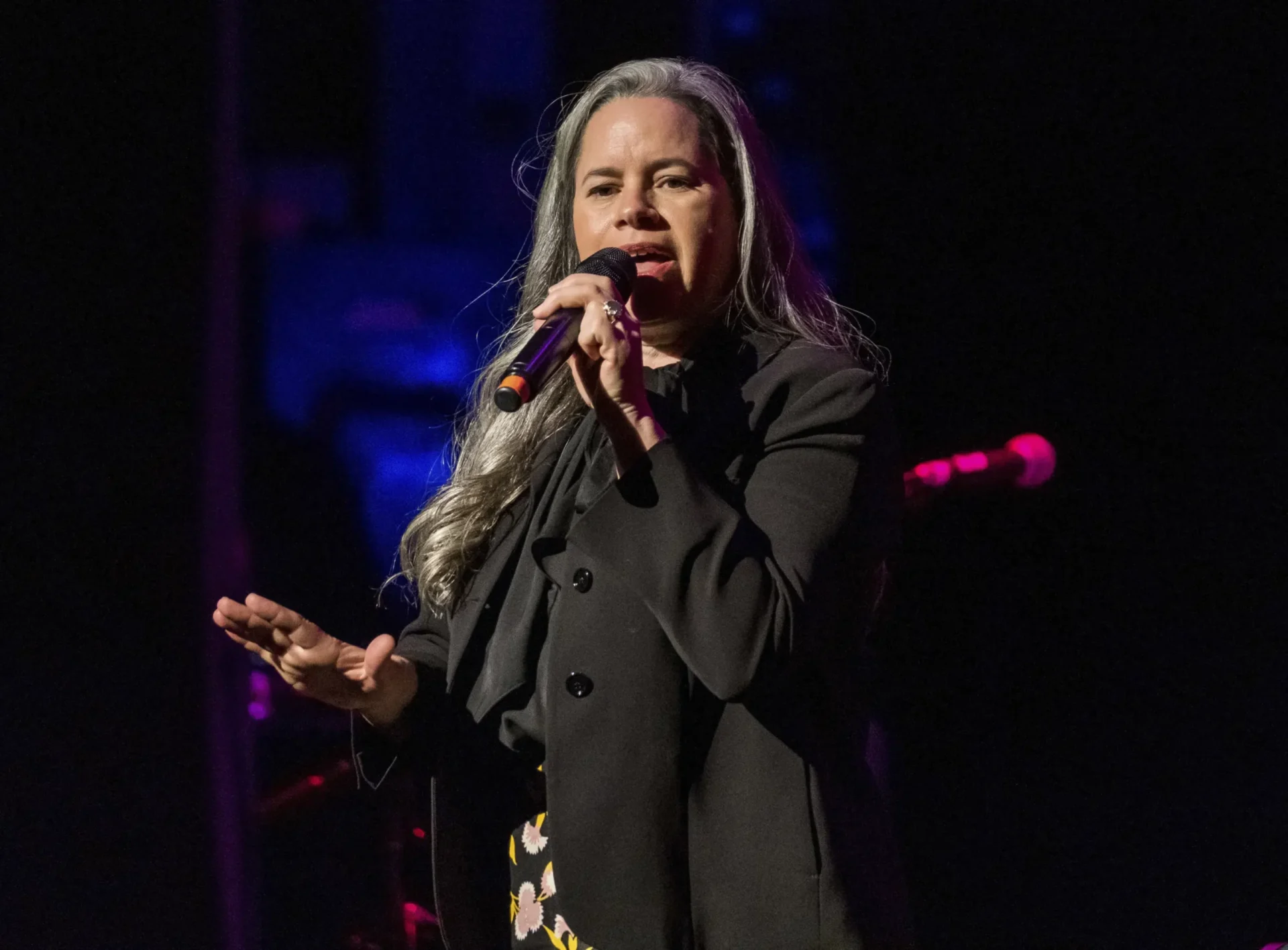 Natalie Merchant emerge de la oscuridad sin nada más que amor