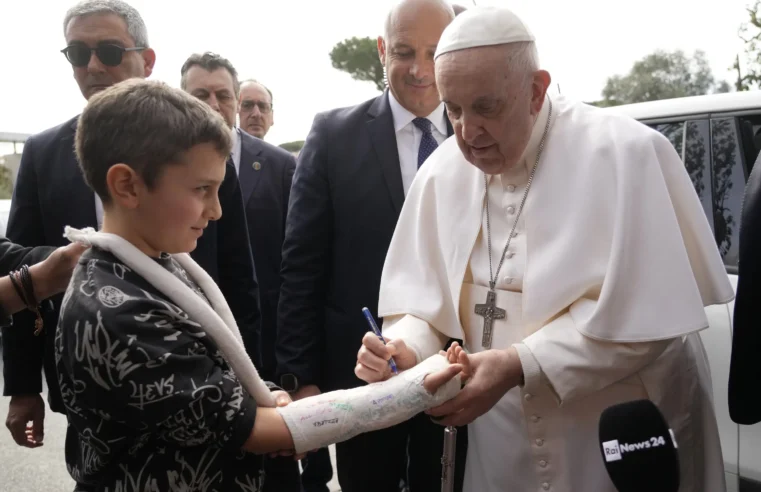 Papa Francisco sale del hospital;  ‘Sigue vivo’, bromea