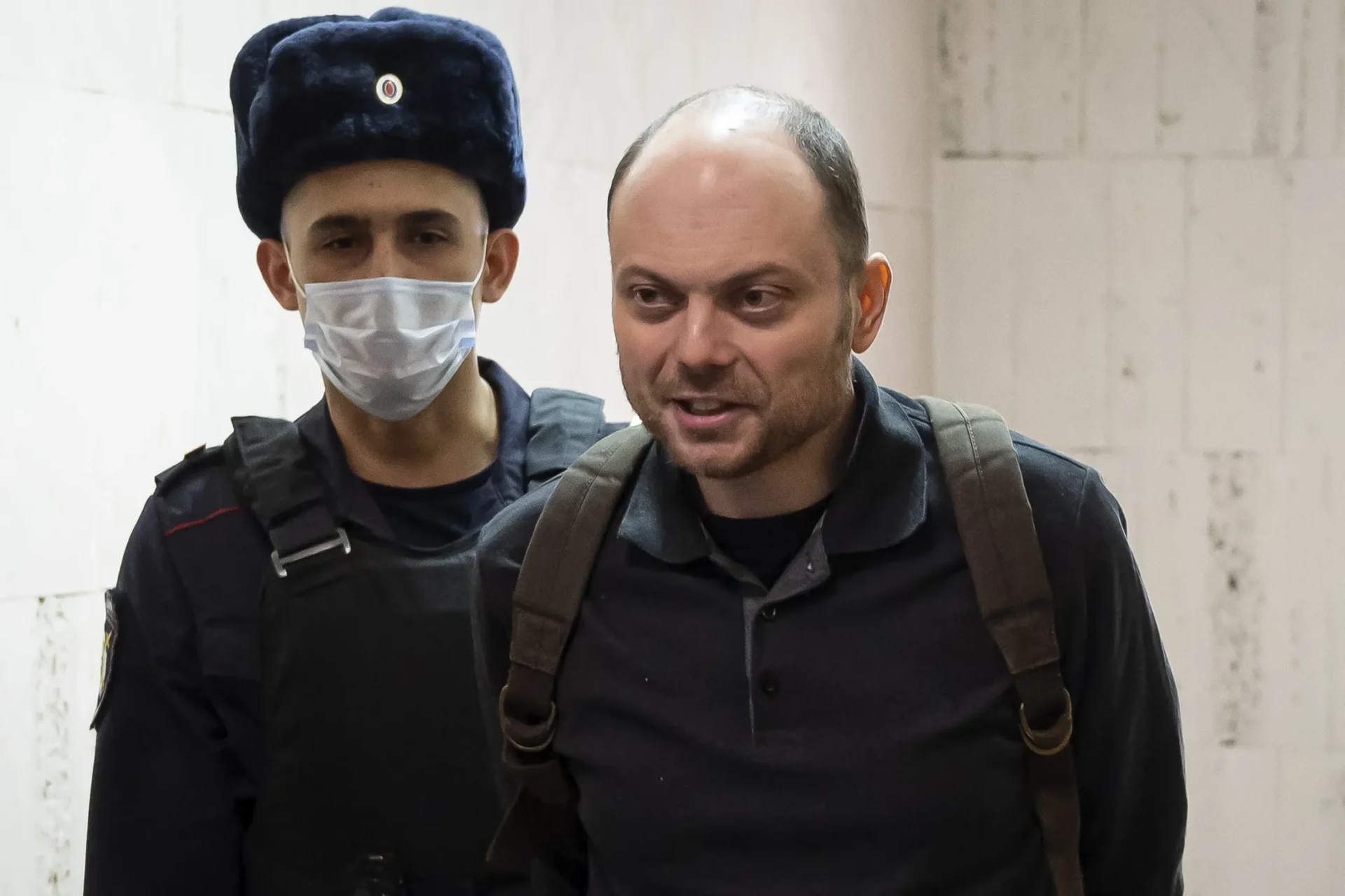 Principal crítico del Kremlin condenado por traición, condenado a 25 años