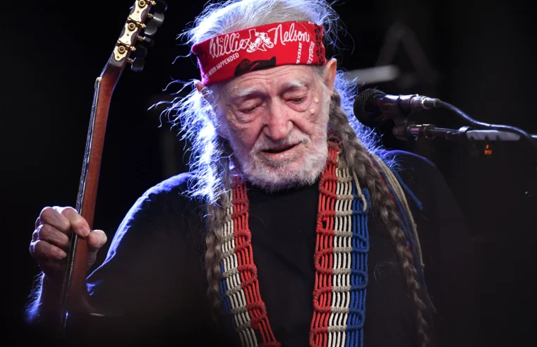 Willie Nelson inhala el amor en el concierto de su 90 cumpleaños