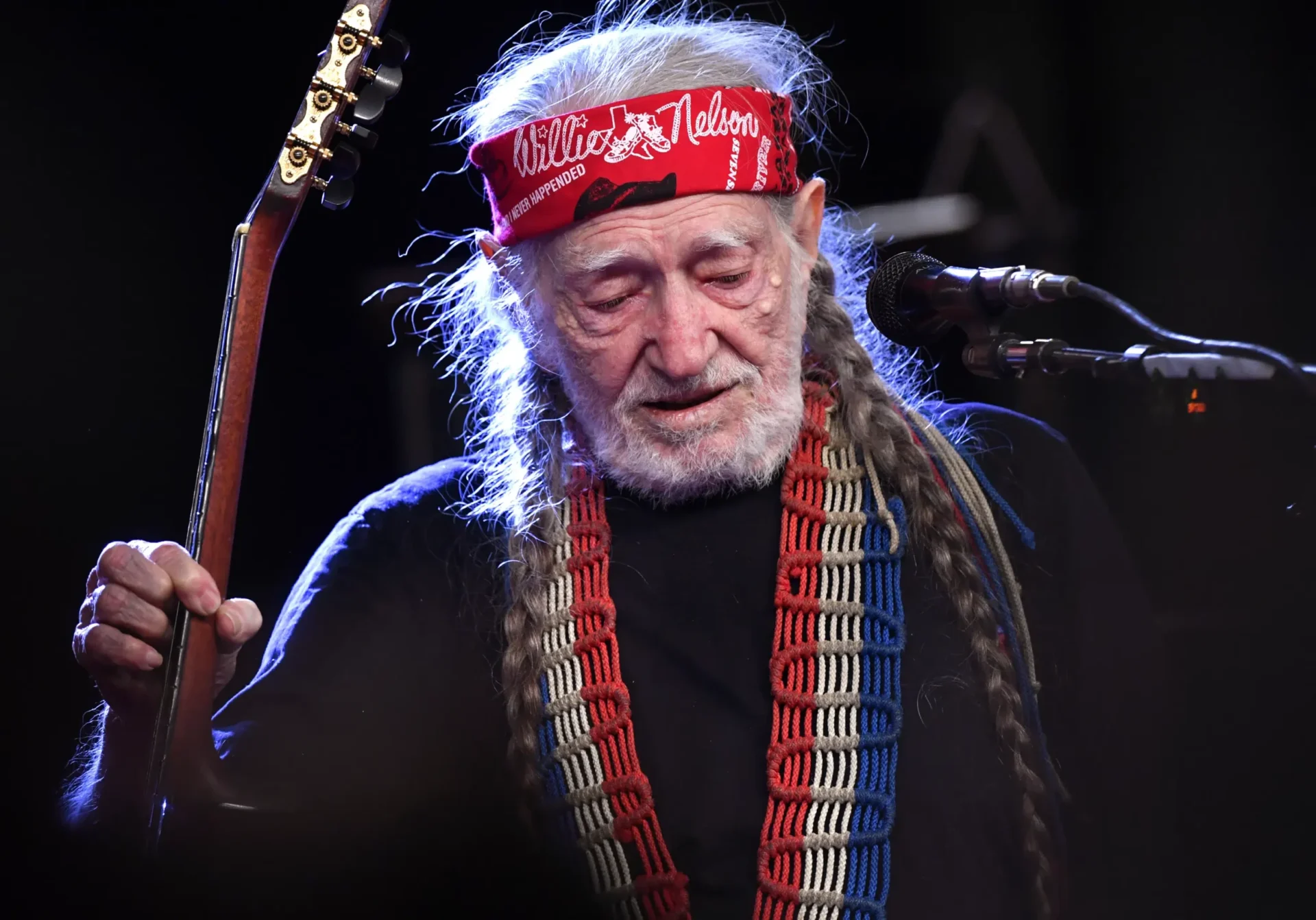 Willie Nelson inhala el amor en el concierto de su 90 cumpleaños