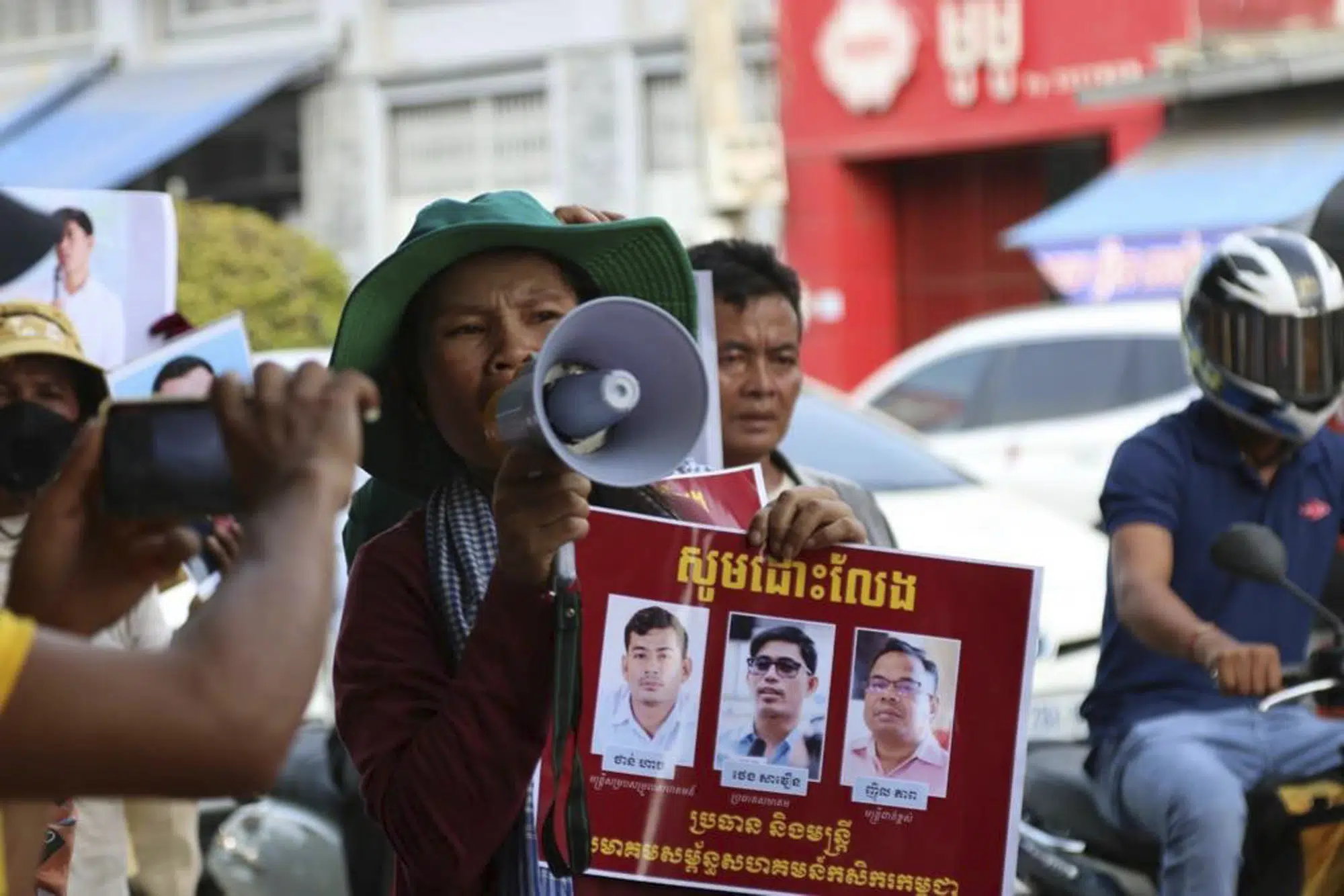 Activistas de la tierra camboyanos arrestados por presuntamente incitar a los agricultores a odiar a los ricos