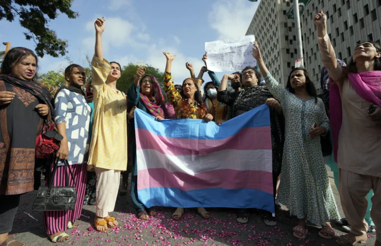 Activistas transgénero pakistaníes apelarán el fallo del tribunal de la Shariah contra la ley destinada a protegerlos