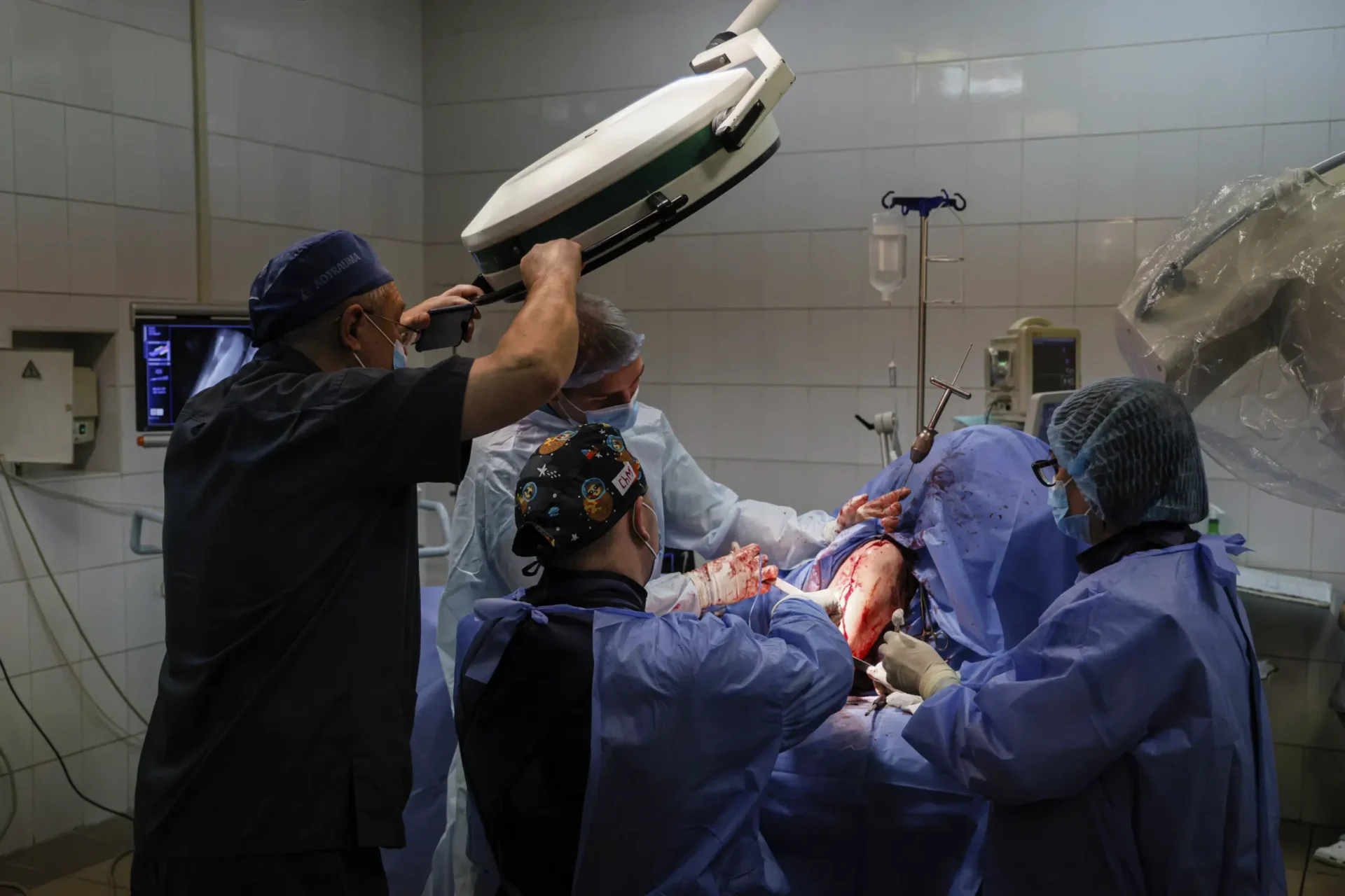 Cirujano de trauma ucraniano opera a soldados todo el día en medio de la guerra de Rusia