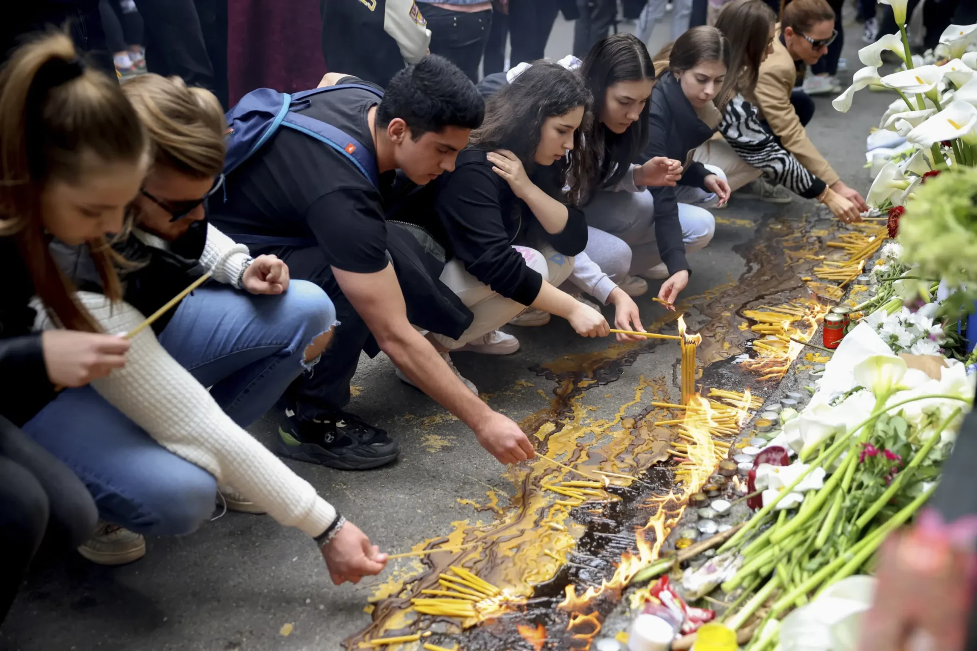 Conmocionados serbios lloran a las víctimas del tiroteo en la escuela de Belgrado