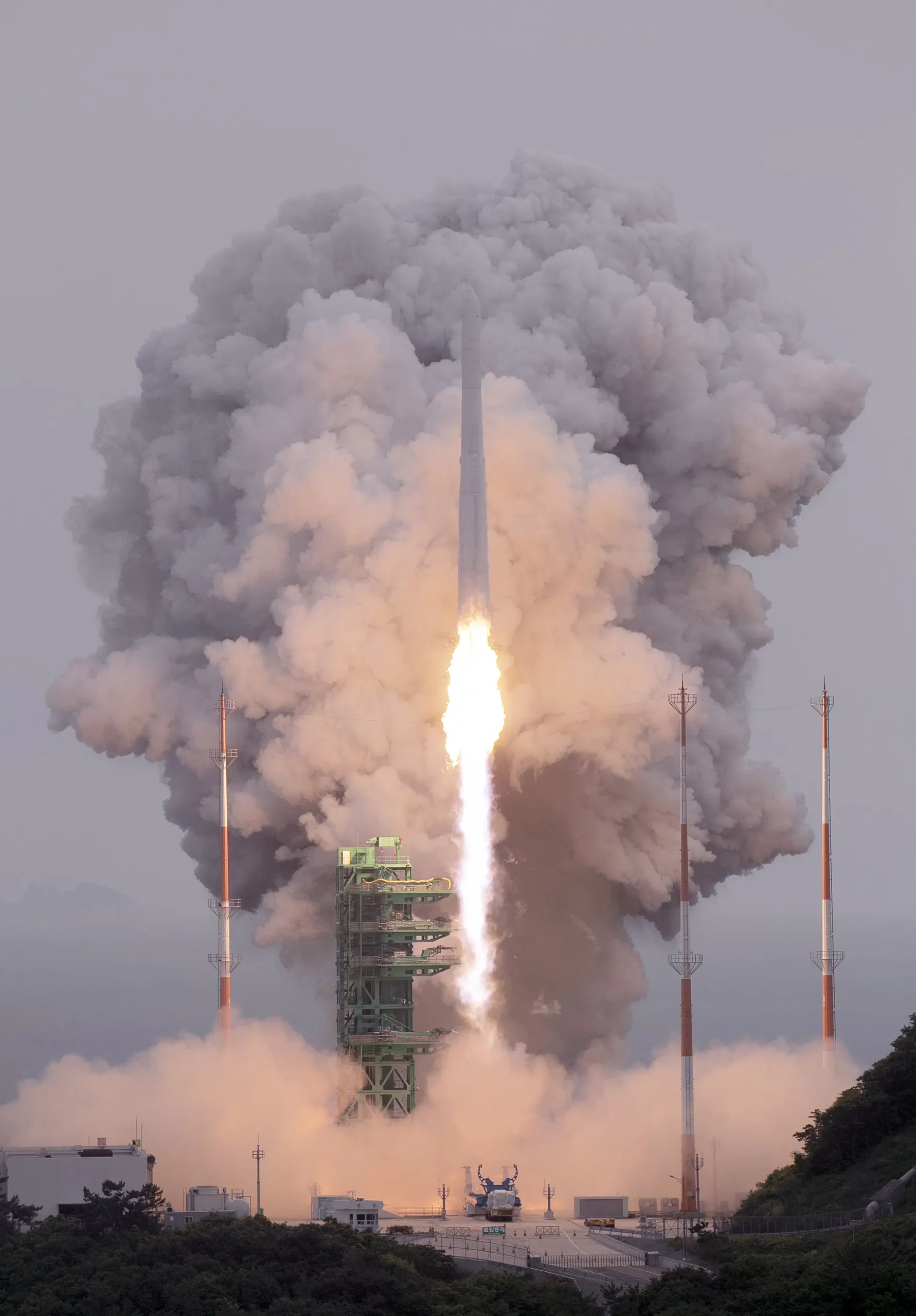 Corea del Sur lanza el primer satélite de grado comercial, mientras que Corea del Norte planea el primer satélite espía