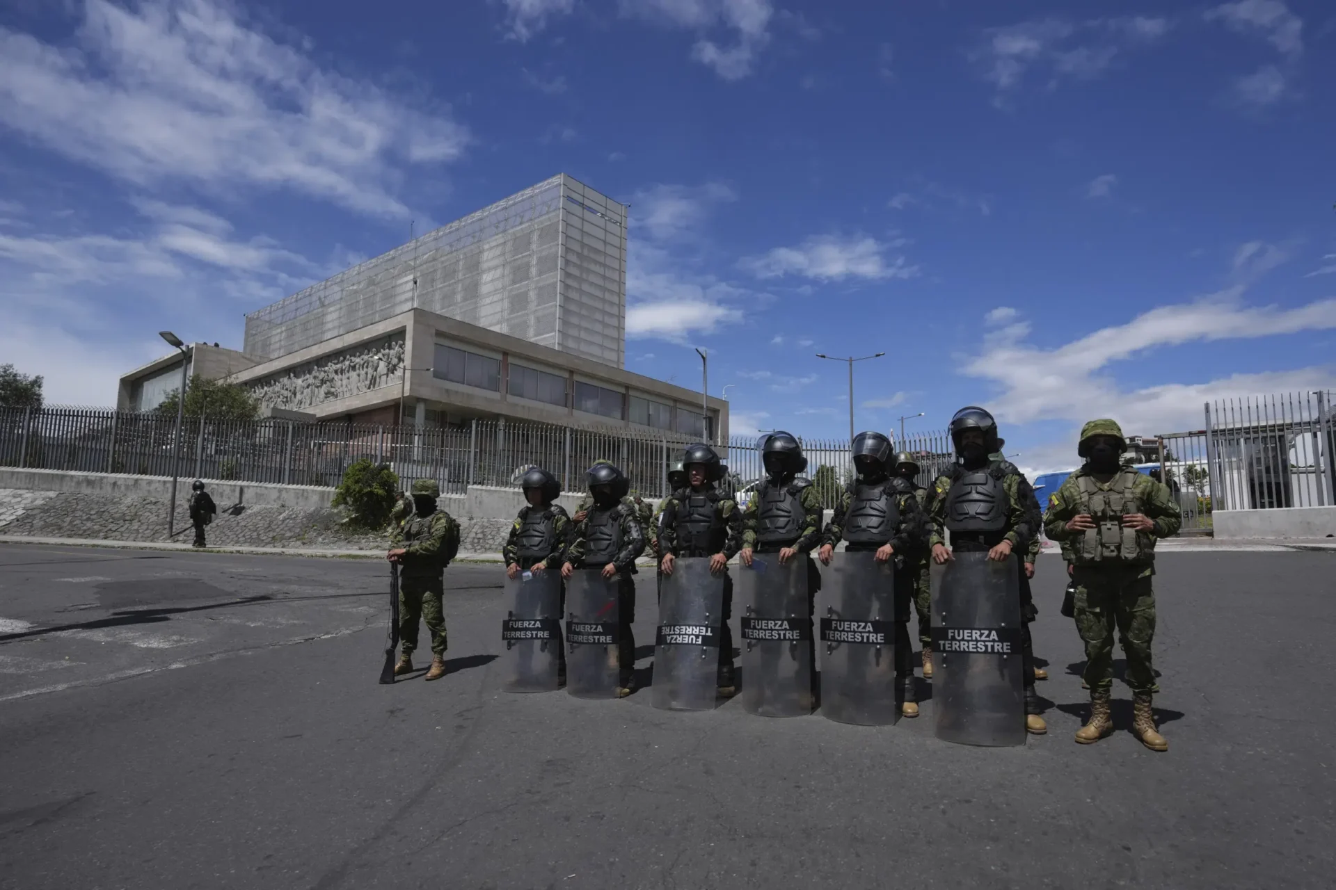 Corte de Ecuador rechaza impugnaciones de legisladores a disolución de Asamblea Nacional por parte del presidente