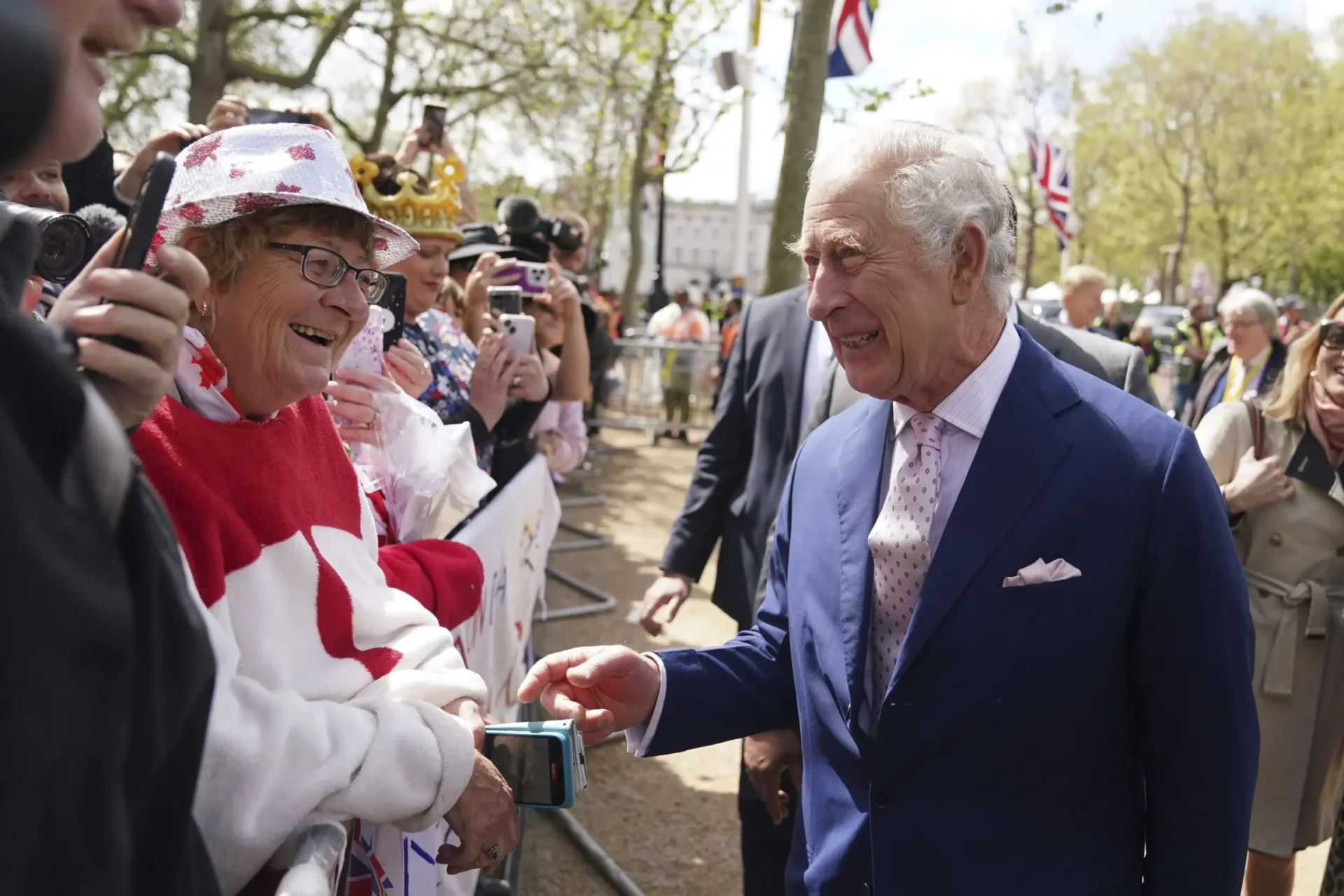 El Rey Carlos III sorprende a la multitud fuera del Palacio de Buckingham