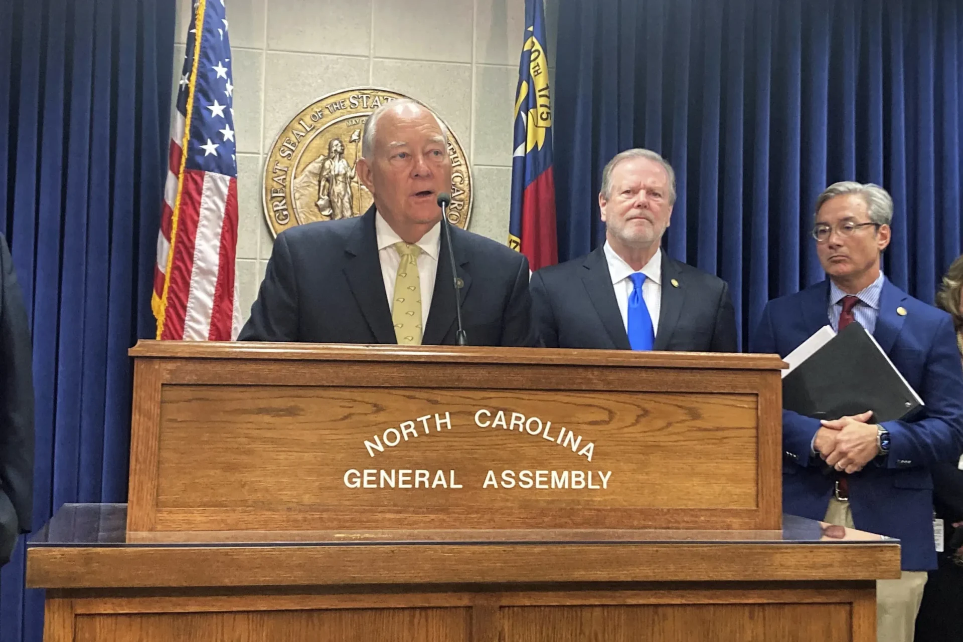 El Senado de Carolina del Norte presenta el presupuesto estatal con recortes de impuestos más profundos y aumentos más bajos que la propuesta de la Cámara