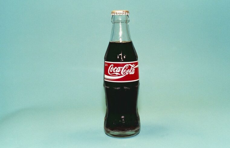 El mayor desafío de Coca-Cola para ecologizar sus operaciones es su propia estrategia de marketing global.