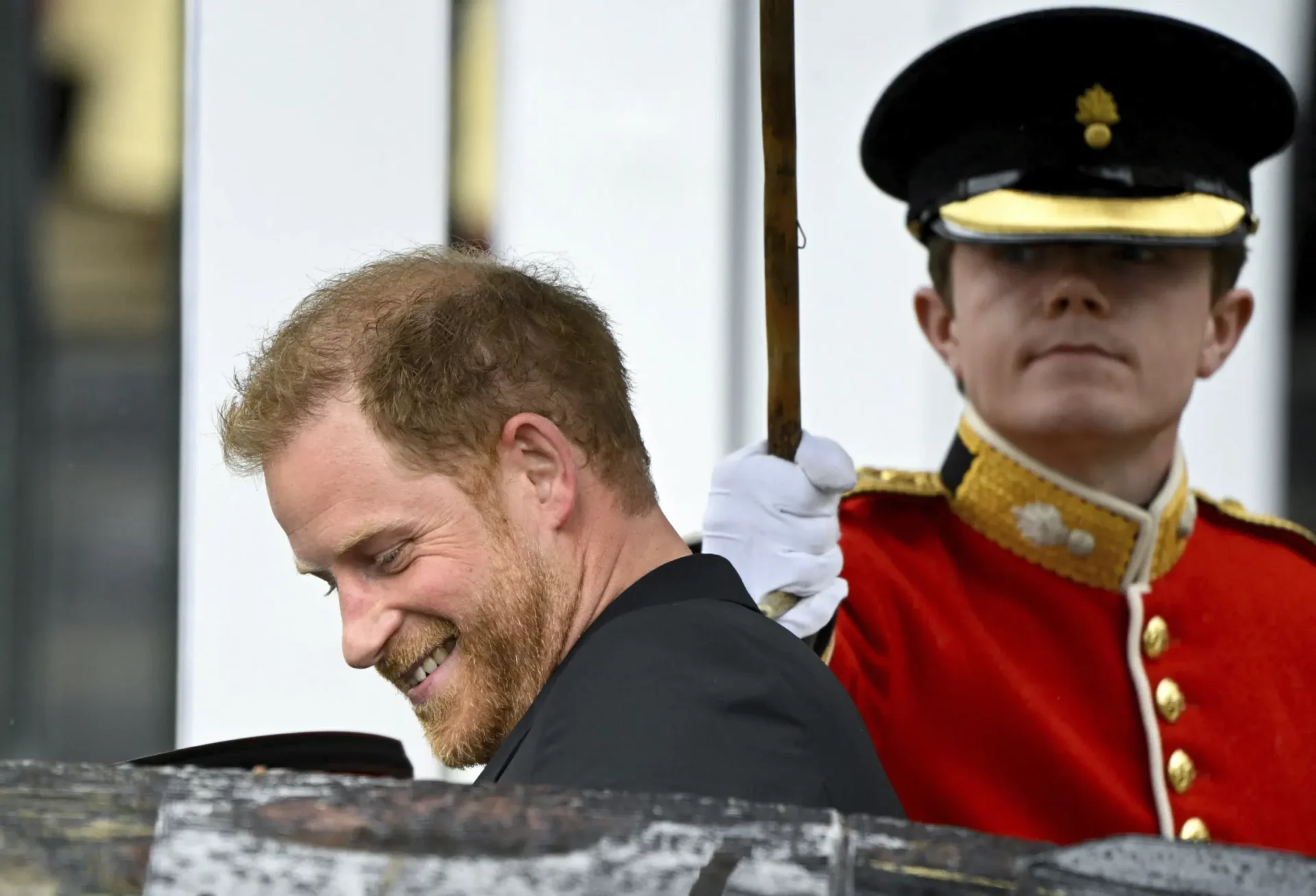 El príncipe Harry, un hombre extraño en el espectáculo de coronación de su padre