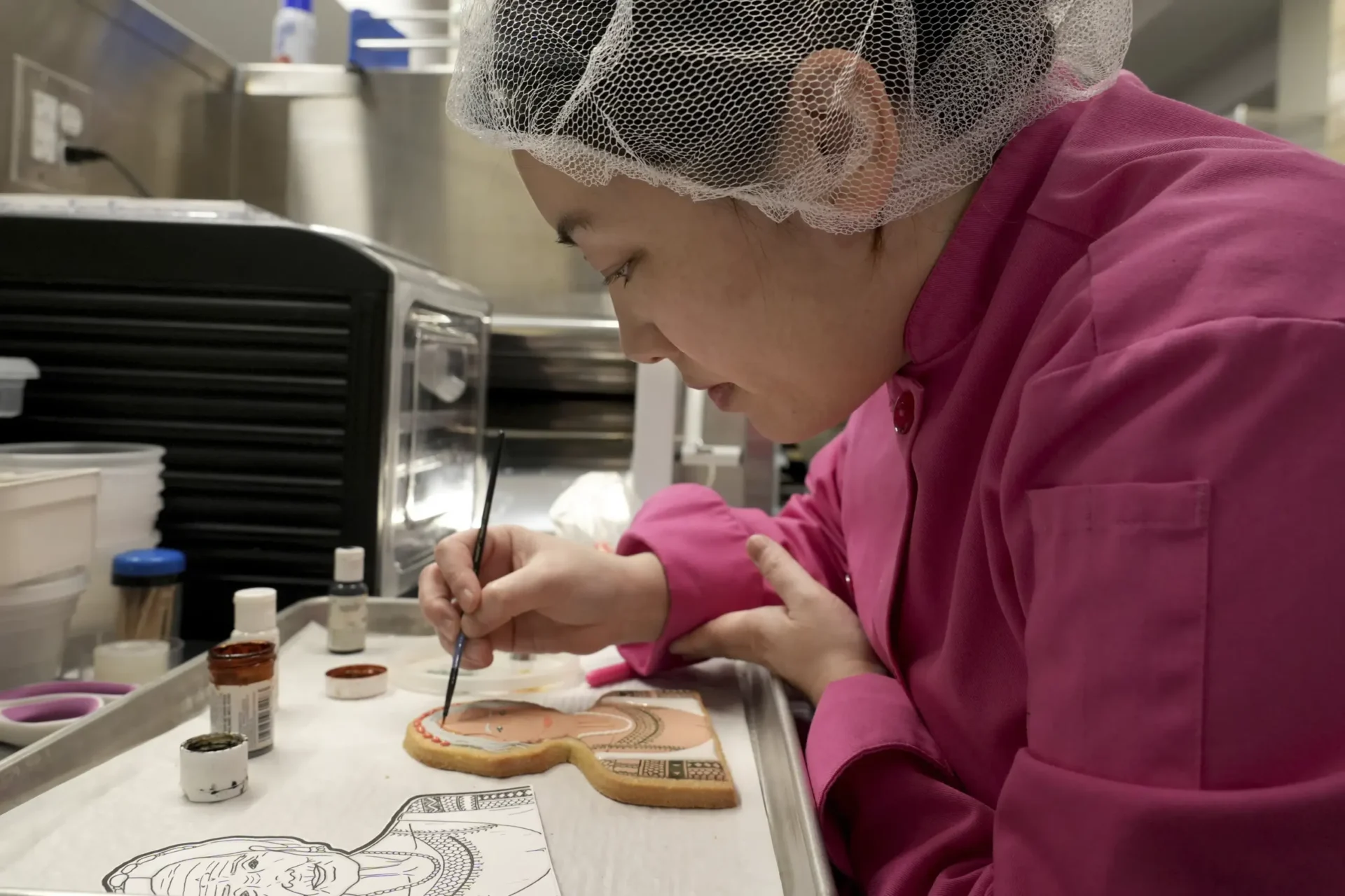 En defensa de los asiático-americanos famosos y olvidados, esta artista utiliza las cookies como lienzo