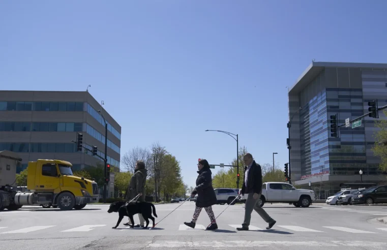 Escuche en ambos sentidos: los peatones ciegos ganan cruces de carreteras más seguros