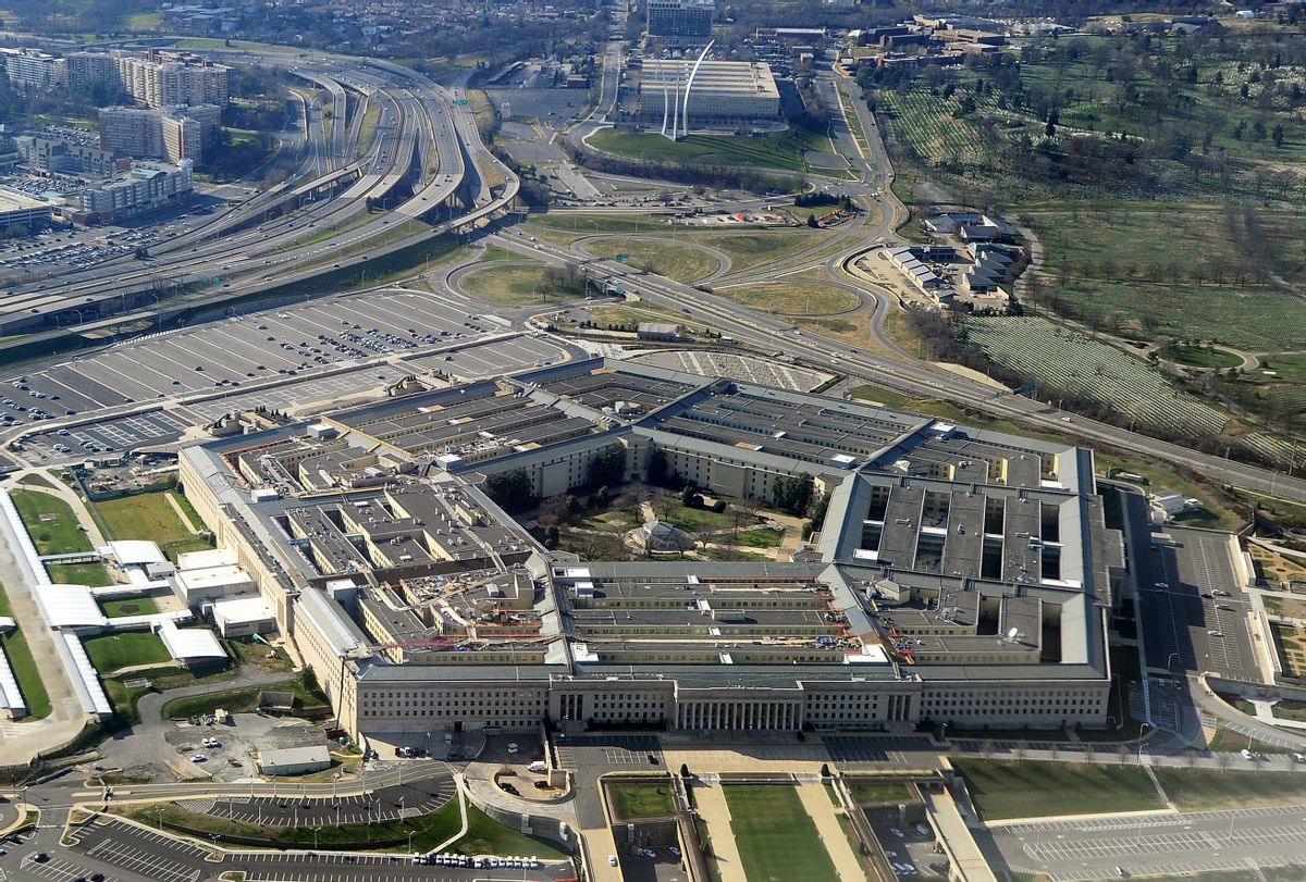 Ex alto funcionario del Pentágono revela descarado aumento de precios de contratistas de defensa