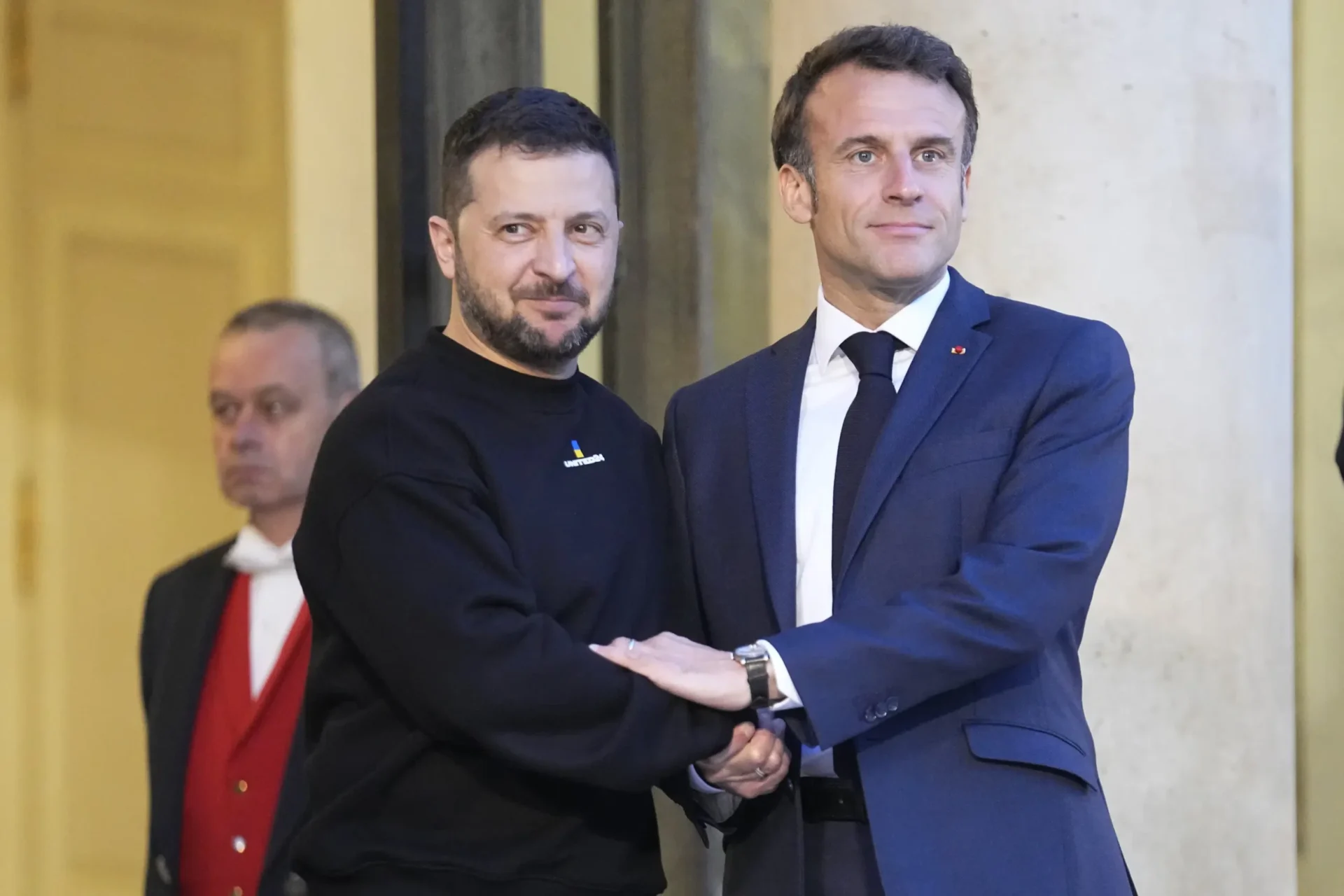 Francia promete más ayuda militar mientras Zelenskyy de Ucrania hace una visita sorpresa a París para reunirse con Macron