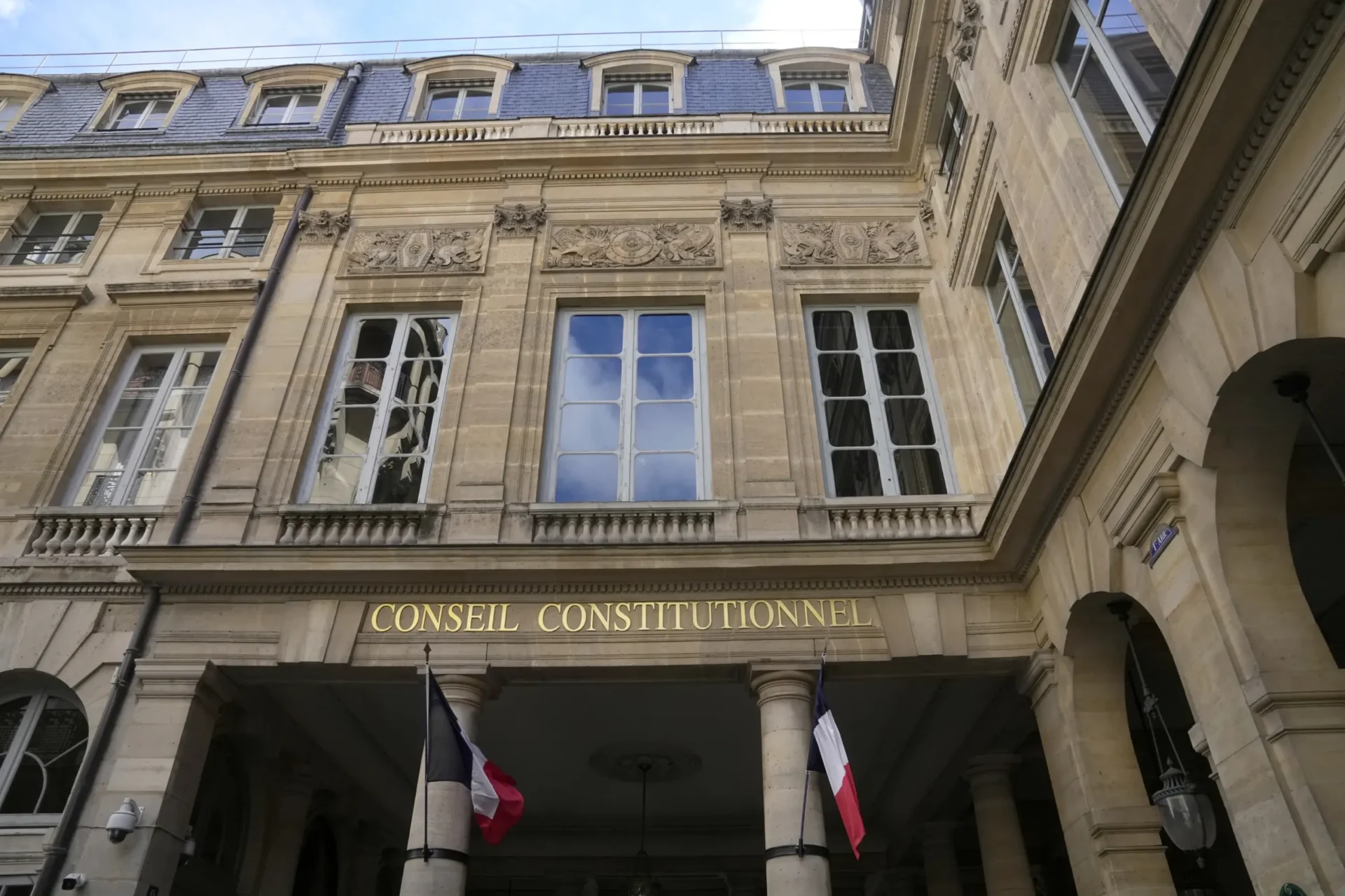 El órgano constitucional francés rechaza la convocatoria del referéndum sobre las pensiones