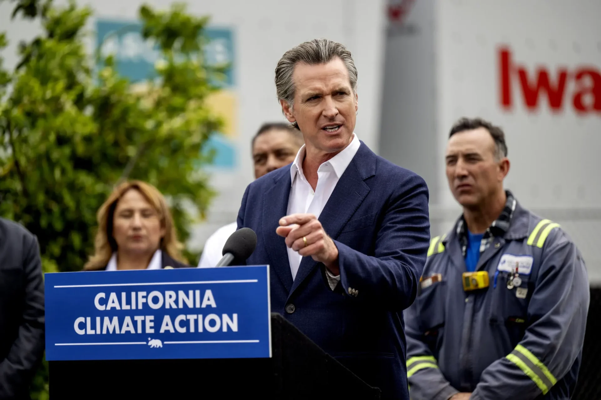 Gobernador de California busca acelerar proyectos de agua y energía limpia retrasados ​​por demandas y permisos