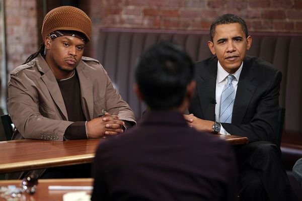 El aspirante a presidente estadounidense, el senador Barack Obama (D-IL) y el corresponsal de noticias de MTV, Sway Calloway, hablan con los veteranos de la guerra de Irak