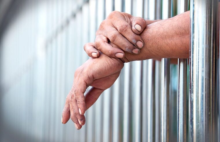 Hombres y mujeres encarcelados están aprendiendo a abordar su propio trauma