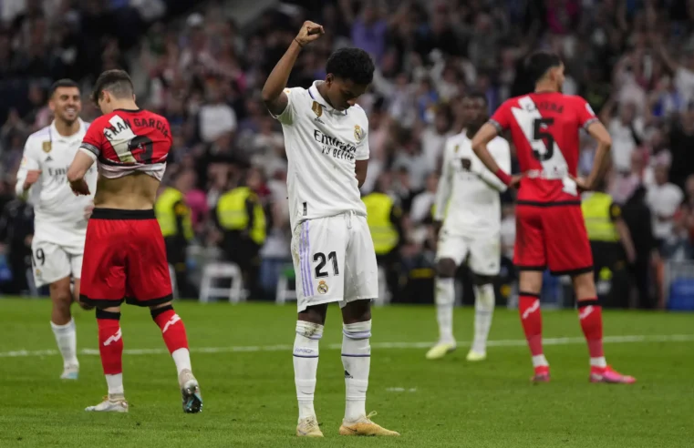 Jugadores y aficionados del Real Madrid homenajean a Vinícius Júnior tras abusos raciales contra brasileño