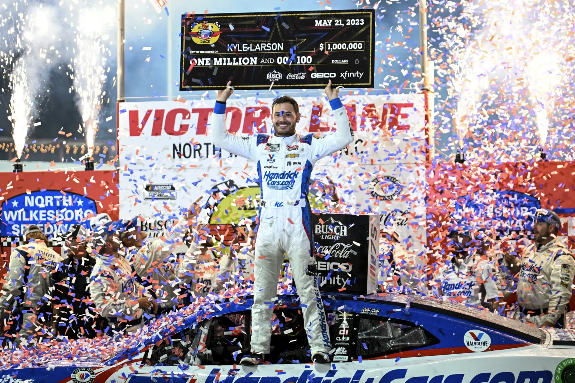 Larson domina por tercera victoria en la carrera All-Star de NASCAR y se lleva a casa $1 millón
