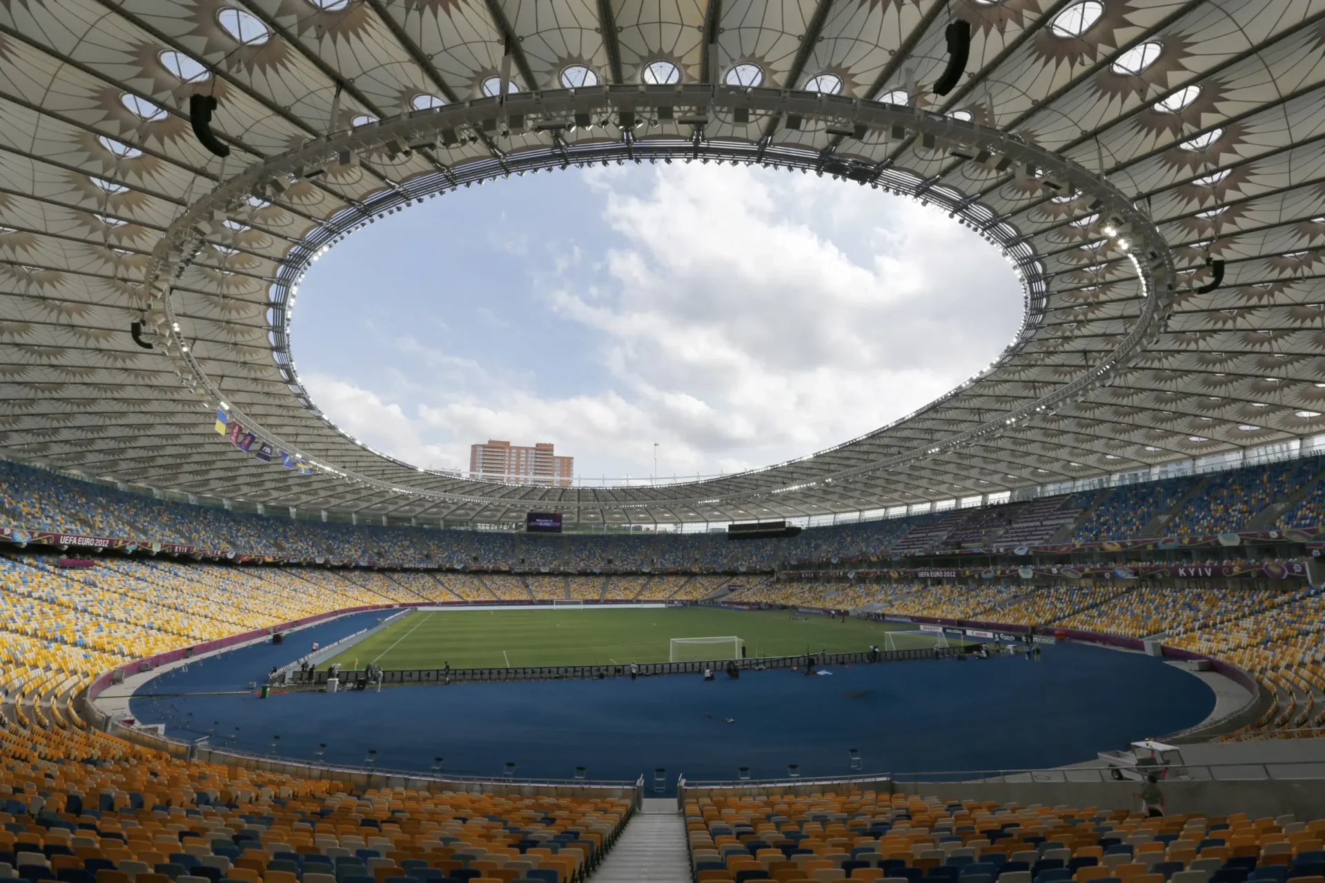 Las carreras por el título de fútbol en Ucrania y Turquía desafían los peligros fuera del campo