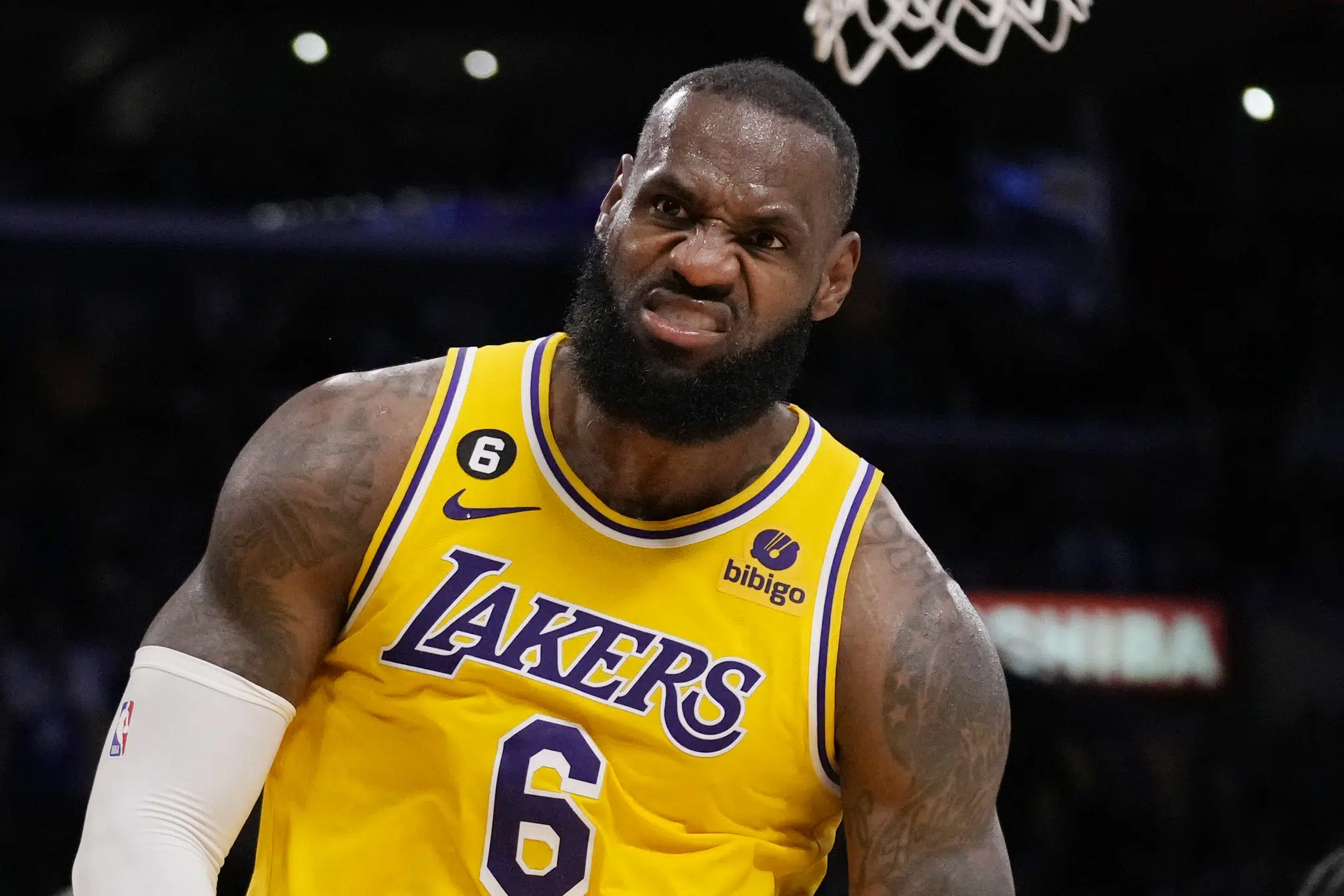 LeBron James, Lakers eliminan al campeón Warriors con victoria 122-101 en el Juego 6