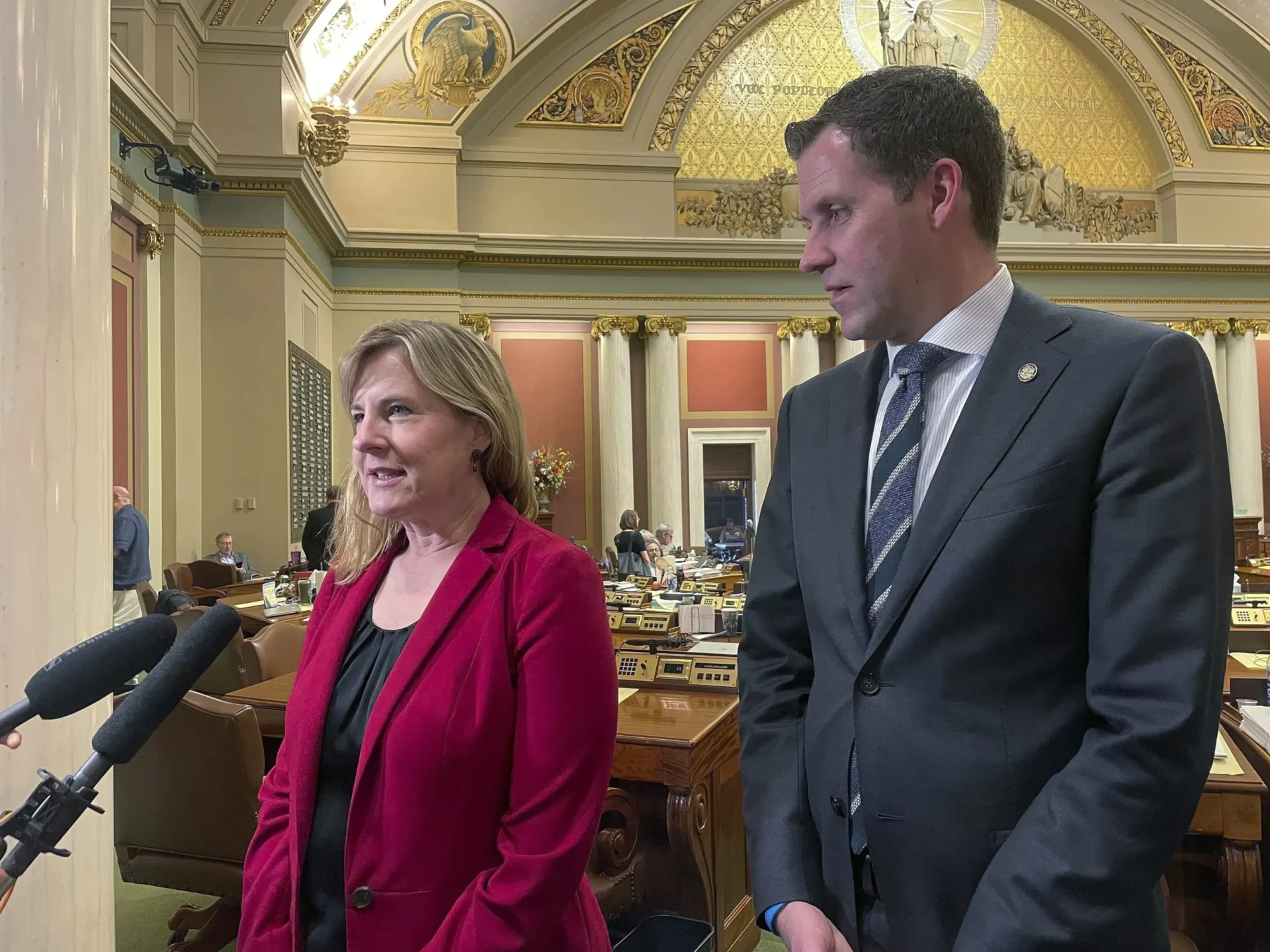 Legislatura de Minnesota suspende sesión después de aprobar un presupuesto de $72 mil millones;  Los demócratas celebran cuando el Partido Republicano golpea los aumentos de impuestos
