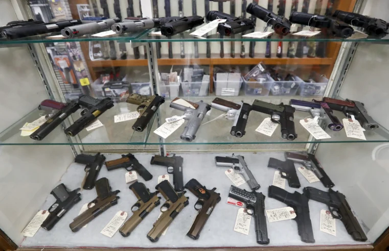 Lo que debe saber sobre el fallo del juez sobre el límite de edad para los compradores de armas jóvenes