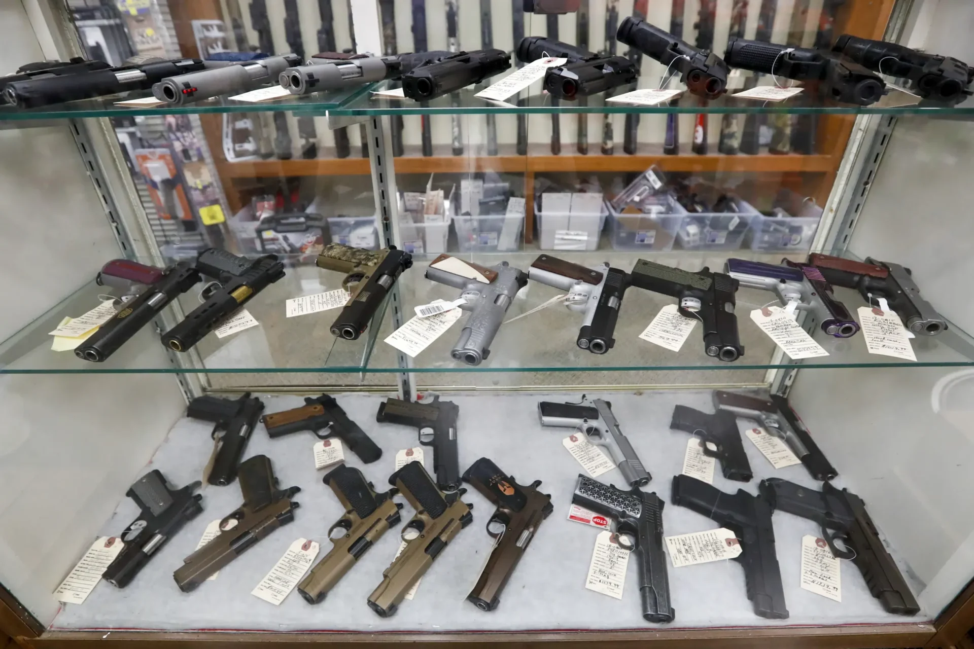 Lo que debe saber sobre el fallo del juez sobre el límite de edad para los compradores de armas jóvenes