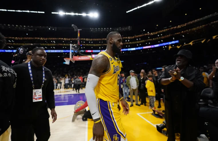 Los Lakers esperan que LeBron James decida continuar su carrera después de la eliminación de los playoffs