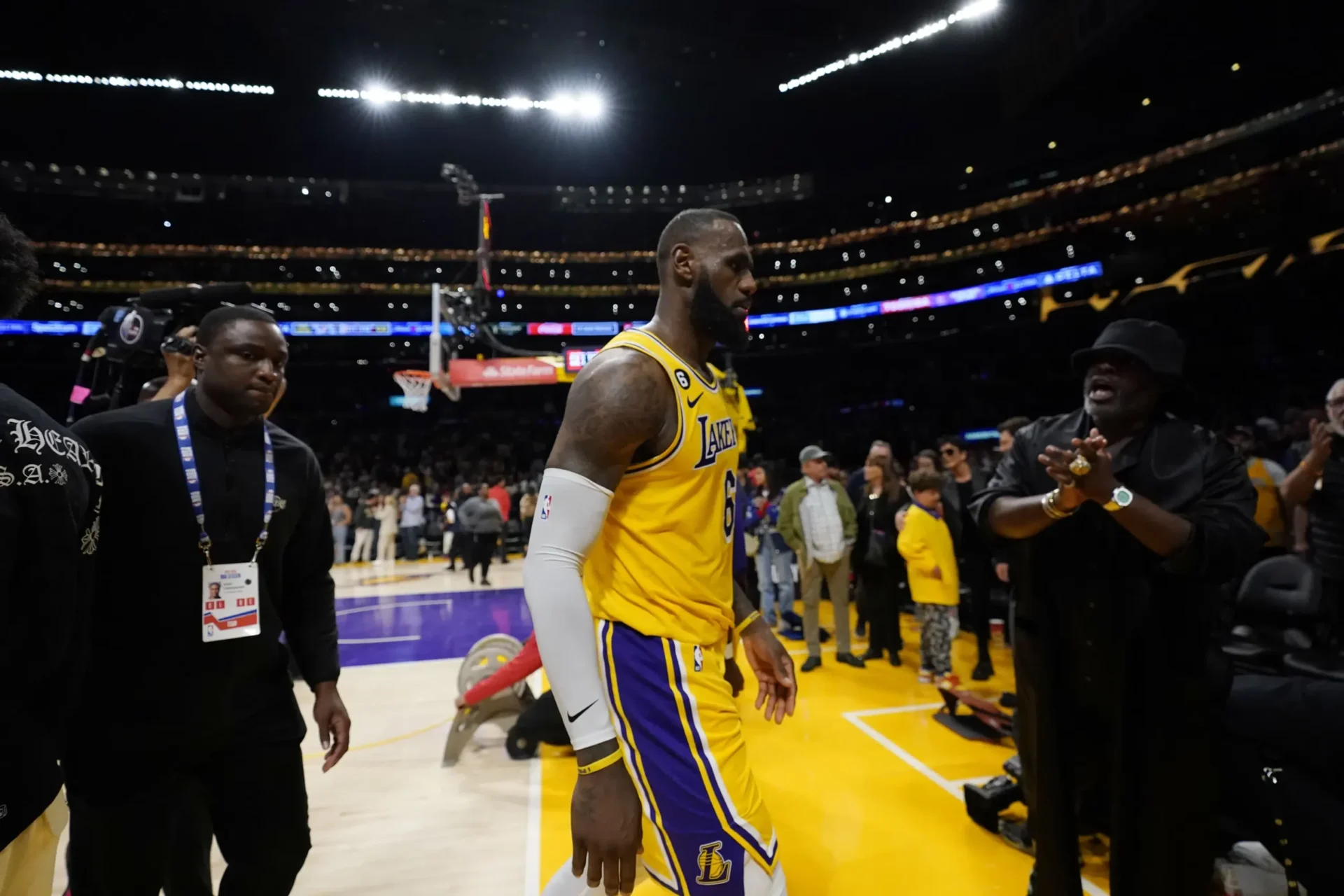 Los Lakers esperan que LeBron James decida continuar su carrera después de la eliminación de los playoffs