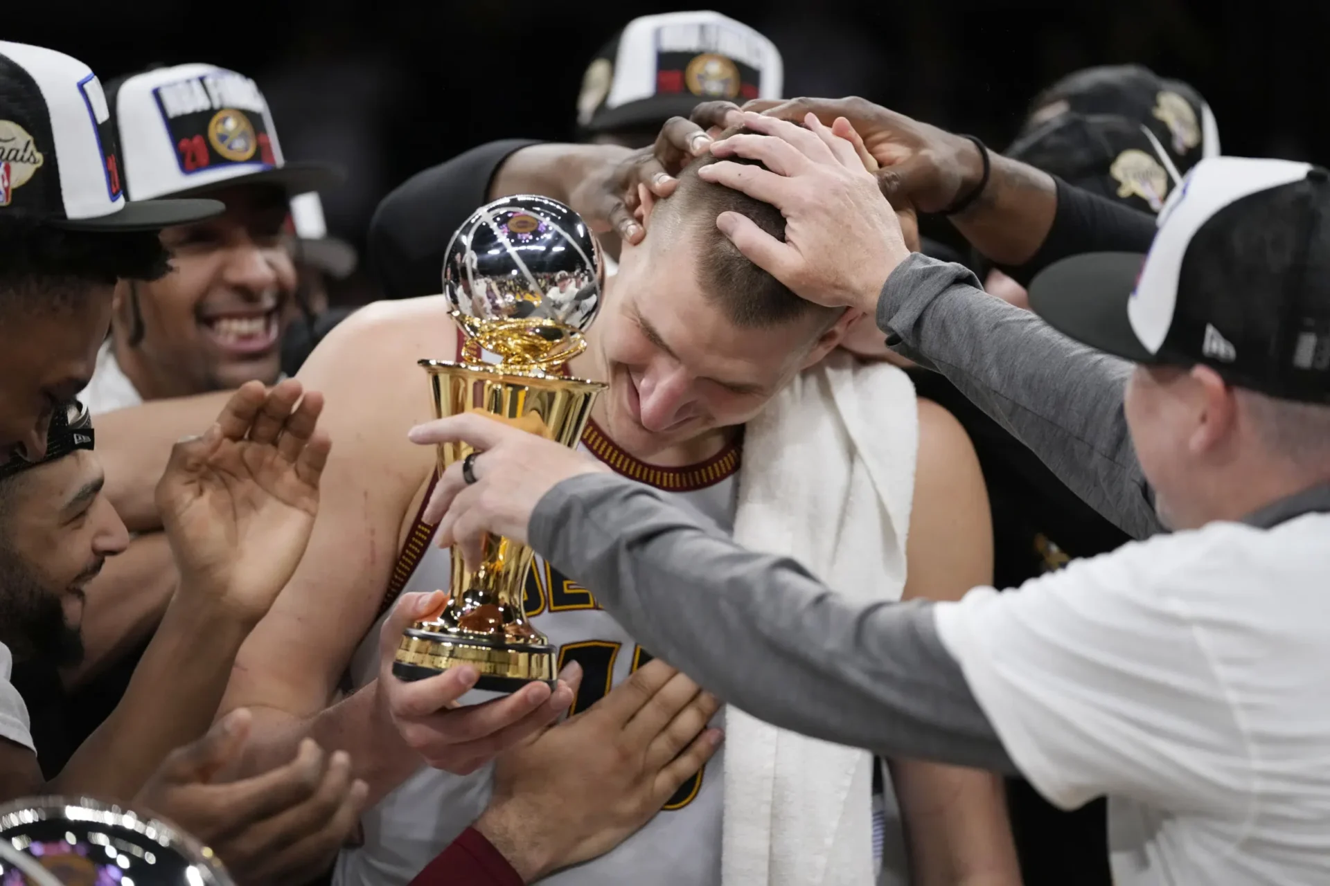 Los Nuggets se sacuden la historia del equipo y reclaman el primer título de la NBA