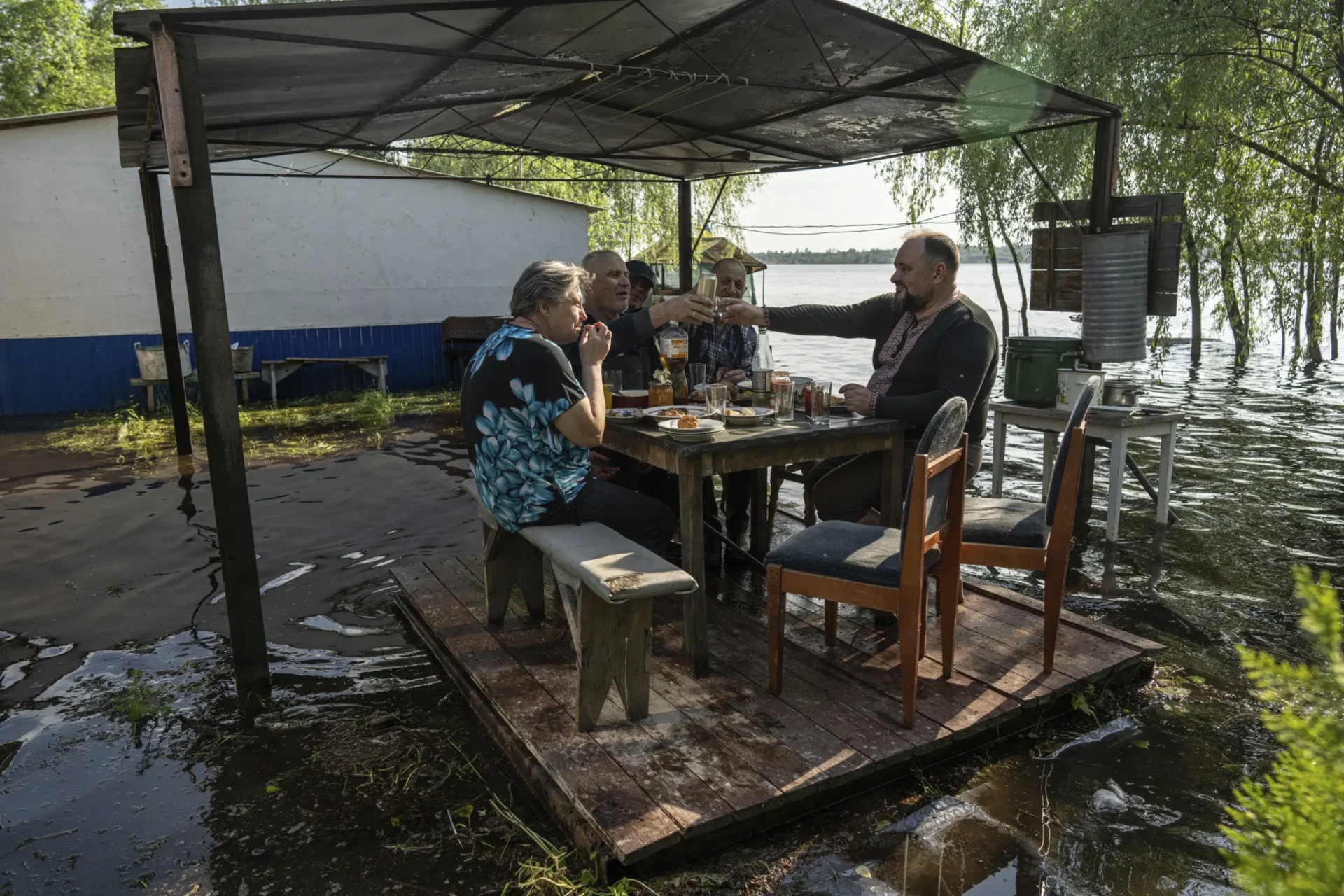 Los daños a la presa ocupada por los rusos sumergen a la comunidad de la isla del embalse de Ucrania