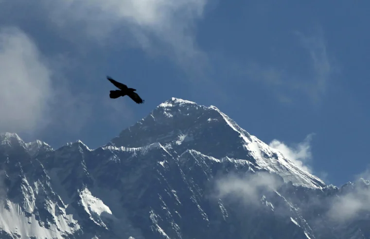 Los escaladores celebran el 70 aniversario del Monte Everest en medio del derretimiento de los glaciares y el aumento de las temperaturas
