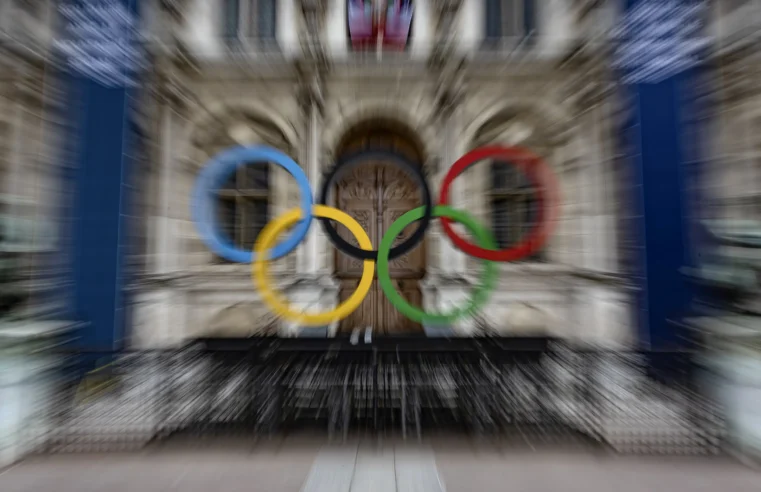 Los líderes deportivos olímpicos se reúnen en medio de la incertidumbre sobre los rusos que compiten en los Juegos de París 2024
