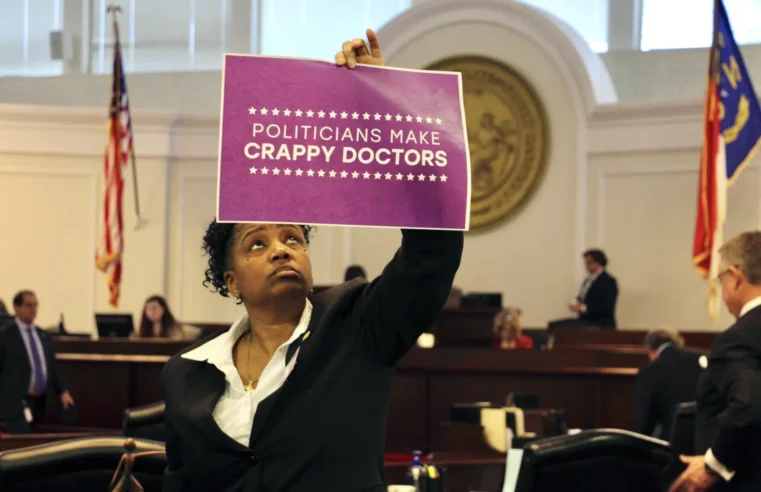 Los legisladores de Carolina del Norte aprueban la prohibición del aborto de 12 semanas;  gobernador jura veto