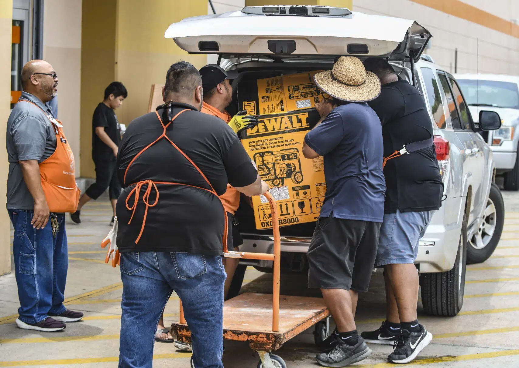 Los residentes de Guam se abastecen mientras el peligroso supertifón Mawar se acerca