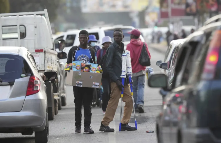 Los vendedores ambulantes ofrecen mejores ofertas que las tiendas mientras la moneda de Zimbabue se desmorona