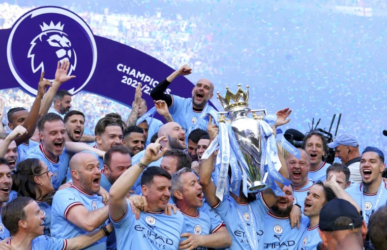 Man City celebra el título de la Premier League en casa con fanáticos, ahora apunta al triplete